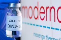 Cho phép tiêm liều thứ 3 của vắc-xin Moderna bằng nửa liều cơ bản