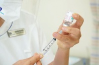 Tin mới về Covid-19 ngày 26/3: Chính thức tiêm kháng thể đơn dòng Evusheld; Hà Nội đã qua đỉnh dịch 