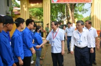 Bộ trưởng Nguyễn Kim Sơn động viên thí sinh, giáo viên dự kỳ thi tốt nghiệp THPT