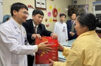 Sẻ chia và đồng cảm với thầy thuốc, người bệnh đón Giao thừa tại bệnh viện