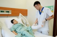 Bệnh nhi nhỏ tuổi nhất thế giới được thay toàn bộ xương đùi bằng công nghệ in 3D 