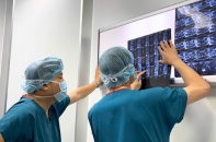 Tin mới y tế ngày 12/7: Phẫu thuật cột sống ít xâm lấn cho người cao tuổi