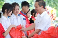 Mang sách đến từng lớp học, thắp sáng ước mơ vùng biên giới