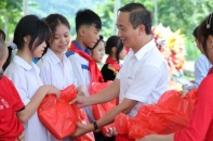 Thêm cơ hội học tập cho học sinh miền núi bằng những cuốn sách giáo khoa ý nghĩa