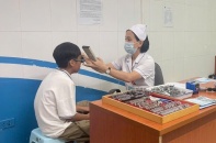 Tin mới y tế ngày 10/10: Ước tính có khoảng 3 triệu em mắc các tật khúc xạ cần được chỉnh kính