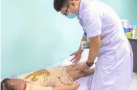 Phép màu cho bé gái bị bệnh xương hiếm gặp đe dọa đôi chân