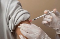 Tin mới y tế ngày 27/11: Tiêm vắc-xin phòng uốn ván miễn phí cho bà con vùng lũ