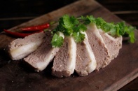 Chuyên gia cảnh báo rủi ro sức khỏe từ thịt lợn nhiễm bệnh khi chế biến đồ hộp