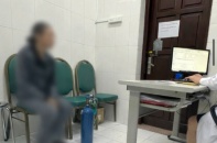 Cô gái nghiện bóng cười, lén mang cả bình N2O vào viện