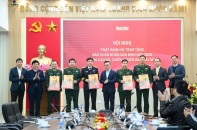 Trao tặng hàng nghìn tờ báo Xuân tới cán bộ, chiến sỹ biên giới, hải đảo