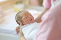 Bổ sung chính sách hỗ trợ sinh đủ 2 con, khuyến khích phụ nữ sinh trước 35 tuổi