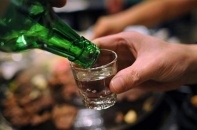 Vì sao người bệnh tuyến giáp nên hạn chế rượu bia dịp Tết?