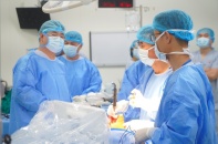 Lần đầu tiên Bệnh viện E thay khớp gối bằng robot