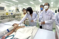 Tay chân miệng vào cao điểm, bệnh viện quá tải, cảnh báo biến chứng nguy hiểm