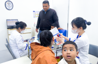 Nhiều người dân vùng sâu vượt hàng chục km đi tiêm vắc-xin phòng dịch