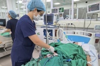 Một phụ nữ nguy kịch, phải lọc máu liên tục do sốt xuất huyết 