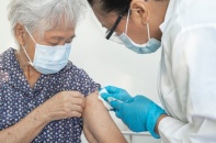 Già hóa dân số kéo theo bài toán bảo vệ người cao tuổi trước bệnh truyền nhiễm