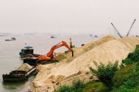 Hà Nội cho khai thác cát tại bãi nổi sông Hồng