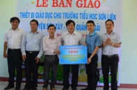  110 bộ bàn ghế học sinh, giáo viên từ Quỹ Học bổng “Swing for the Kids” đến Quảng Ngãi