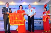 Doanh nghiệp tư nhân thủy sản Đắc Lộc nhận cờ thi đua Chính phủ