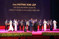 Doanh nhân Huỳnh Kim Lập - Chủ tịch Thiên Tân Group nhận Cúp Thánh Gióng