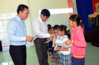 Học bổng “Vì trẻ em Việt Nam- Swing for the Kids” đến với trẻ em Phú Yên