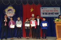 Trao học bổng “Vì trẻ em Việt Nam" cho học sinh quận Liên Chiểu (Đà Nẵng)