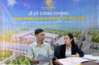 Khách hàng đầu tiên nhận giấy chứng nhận quyền sử dụng đất tại Khu dân cư Phùng Hưng (Đà Nẵng)