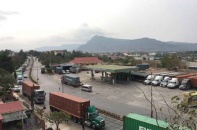 Tạm dừng cho người nước ngoài nhập cảnh, xe container xếp hàng chờ thông quan tại cửa khẩu Lao Bảo
