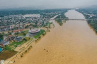 Bão số 6 đổ bộ miền Trung: Giao thông chia cắt, nhà dân ngập sâu, nhiều tàu thuyền gặp nạn