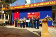 Báo Đầu tư trao 10 suất học bổng và thiết bị dạy học tại Sơn La