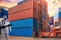 Trung Quốc kiểm tra, khử trùng phòng dịch gắt gao hàng hóa nhập khẩu qua biên giới