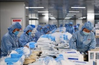 Tạm ngừng kinh doanh tạm nhập, tái xuất khẩu trang, găng tay y tế từ 15/3