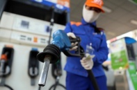 Giá xăng RON 95 vượt mốc 30.000 đồng/lít