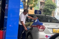 Giá xăng giảm nhẹ từ 15h chiều 21/11, không còn cảnh xếp hàng dài chờ mua xăng dầu