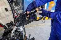 Giá xăng RON 95 tăng không đáng kể, tiến sát 21.500 đồng/lít