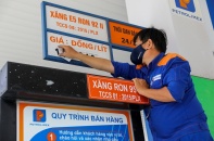 Xăng RON95 giảm về 21.317 đồng/lít 