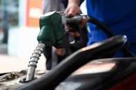 Giá xăng RON95 giảm về quanh ngưỡng 20.000 đồng/lít Giá xăng RON95 giảm về quanh ngưỡng 20.000 đồng/lít