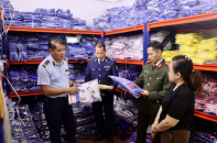 Quản lý thị trường thu giữ hơn 6.400 bộ quần áo giả nhãn hiệu Nike, Adidas, Puma