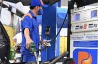 Xăng tăng giá mạnh, RON95 vượt 20.000 đồng/lít