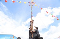 TP.HCM: Người dân đội nắng xem ngư dân Cần Giờ leo cột mỡ