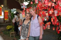 Người Tây ăn Tết miền Tây: Khi du khách châu Âu “chạm” vào hồn Tết phương Nam 