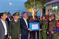 Chủ tịch Đà Nẵng thăm, tặng quà các lực lượng trực đêm giao thừa Tết Ất Tỵ 2025