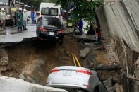 Đà Nẵng yêu cầu khắc phục hố sụt lún khiến xe ô tô rơi xuống hố sâu