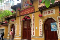 Hà Nội: Di tích, đền chùa thực hiện nghiêm yêu cầu đóng cửa, người dân hành lễ từ bên ngoài