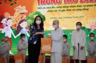 Phó Chủ tịch nước Võ Thị Ánh Xuân tặng quà Trung thu cho bệnh nhi