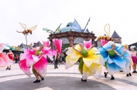 Du khách háo hức tới Bà Nà thưởng hoa đào chuông, xem show xe cổ 