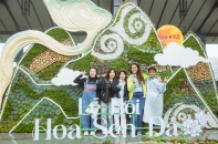 [Ảnh] Du khách Tây thích thú săn mây, check in hoa Sen đá trên đỉnh Fansipan  