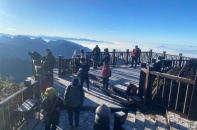 [Ảnh] Du khách thích thú khi băng tuyết phủ trắng đỉnh Fansipan