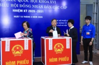 Chủ tịch Hà Nội Vũ Đại Thắng bỏ phiếu bầu cử tại phường Giảng Võ